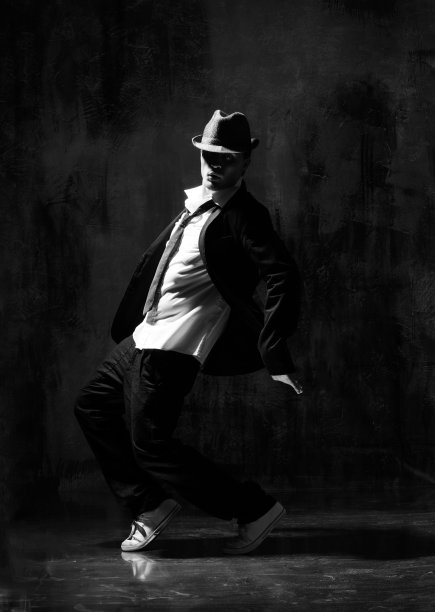 舞者在演播室摆姿势，经典服装风格图片下载