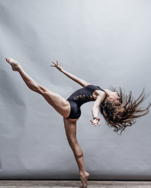 这位现代芭蕾舞者在跳舞图片下载