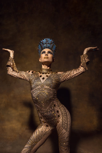 奈费尔提蒂的年轻女子肖像在艺术表现孤立在棕色的vintage背景。复古风格，比较时代的概念。图片下载