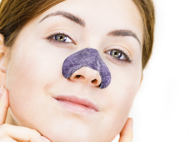 女人在鼻子上涂毛孔贴图片下载