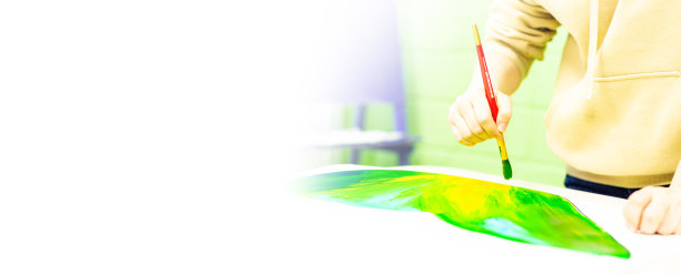 在艺术工作室里，一个人用画笔在一张大帆布上作画。创意，现代美术艺术家，绘画大师，绘画培训，美术学校，远程绘画课程，旗帜图片下载