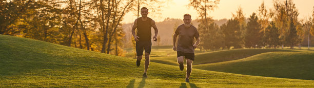 爸爸和儿子在美丽的公园里跑步图片下载