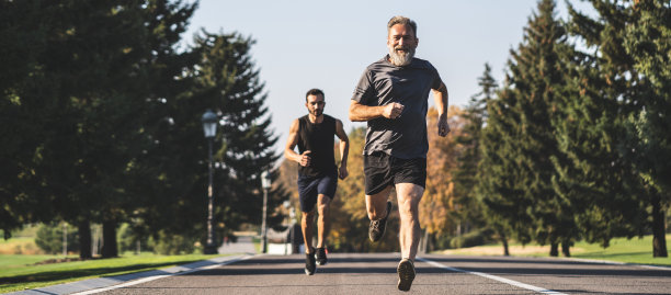在公园的路上跑步的两个人图片下载