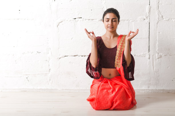 年轻的成年印度妇女在莎丽冥想瑜伽莲花姿势禅宗与ok手势手相手势图片下载