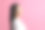 粉色背景上的亚洲女人的肖像图片下载
