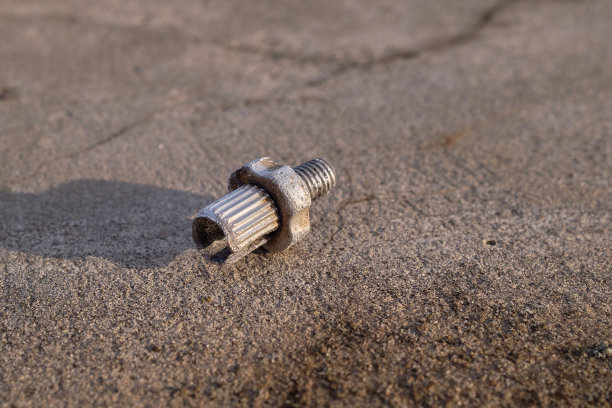 生锈的抽象金属零件，混凝土表面有螺纹图片下载