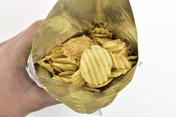 手里拿着薯片的特写图片下载