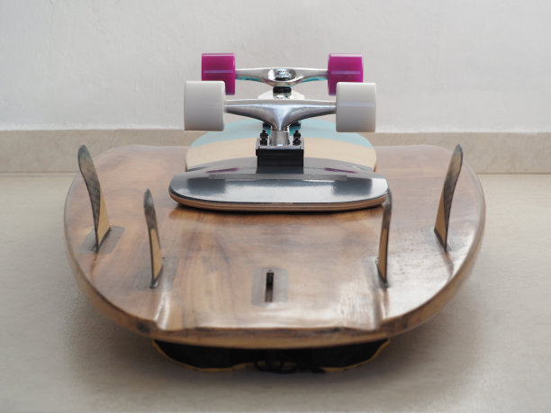 滑板和棕色冲浪板在家里的地板上。图片下载