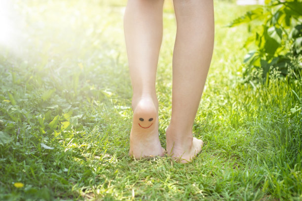 婴儿脚赤脚近距离户外阳光图片下载