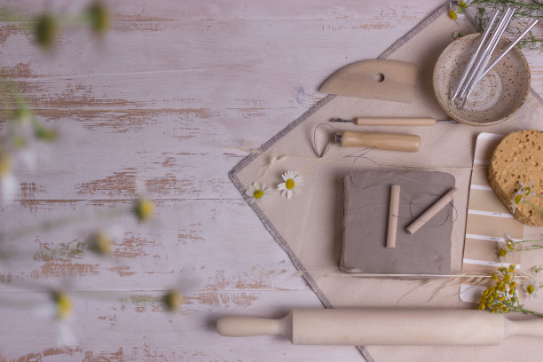 陶器工具和粘土上的灯光背景图片下载