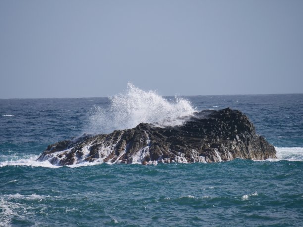 海浪拍打着岩石图片下载