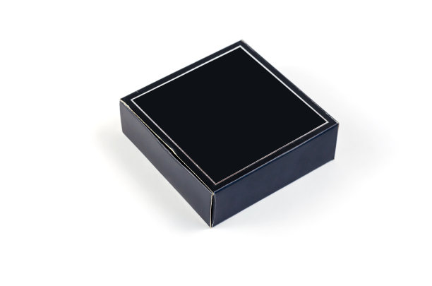 白色背景上的小方块黑色礼品盒。w纸盒图片下载