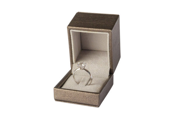 钻石戒指在珠宝礼盒孤立在白色背景图片下载