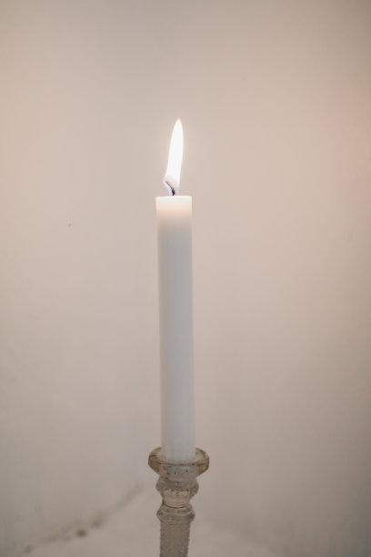 装饰古董白色蜡烛与金色烛台燃烧在白色背景。图片下载