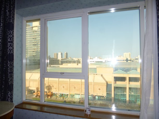 从窗户看到的景色图片下载