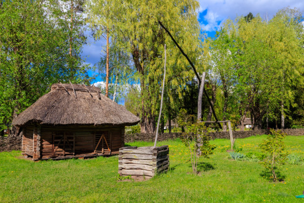 在乌克兰的一个村庄里，古老的传统木制影子图片下载
