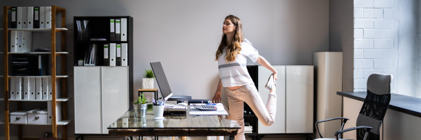 在工作场所做伸展运动。健身图片下载