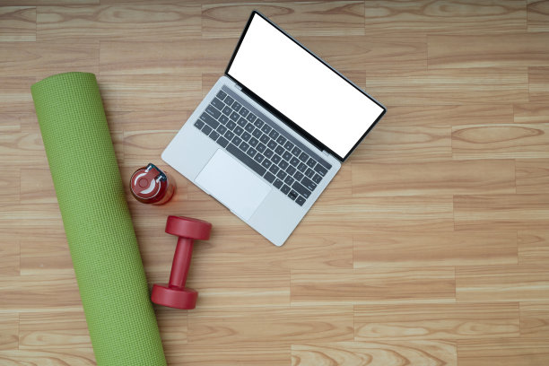 在线家庭训练运动或瑜伽课概念俯视图笔记本与瑜伽垫图片下载