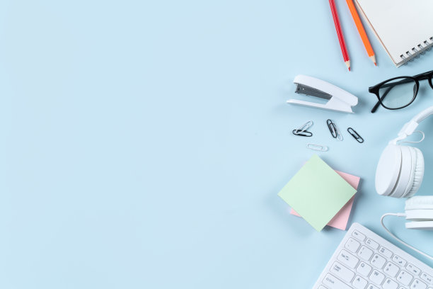 在线学习设计理念。俯视图的学生桌子与电脑，耳机和文具。图片下载