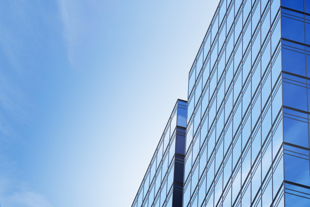 低视角的未来主义建筑，摩天大楼办公楼与云反映在窗户上，3D渲染。图片下载