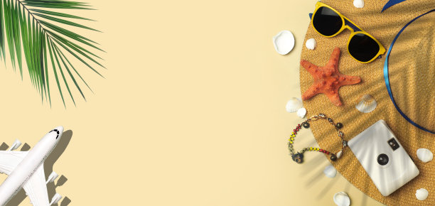 夏天旅游的背景。太阳镜，帽子，热带棕榈叶，飞机和沙滩配件在黄色的背景。旅游度假、休闲度假、避暑理念。图片下载
