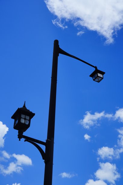 街灯映衬着明亮多云的天空图片下载