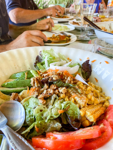 一个新鲜的夏季沙拉的特写图片下载