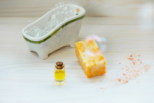 毛毡天然绿色肥皂与粉色羊毛心在轻天然木制背景与小浴缸，毛巾。毛巾脱皮的概念。自我保健。图片下载