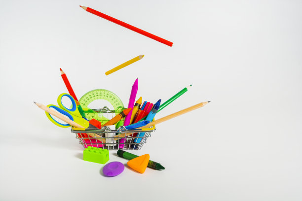 学校用品和办公用品的白色背景。孤立。悬浮图片下载