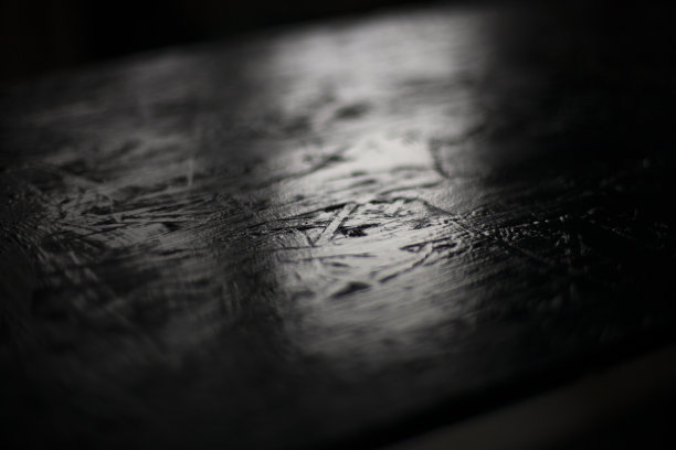 一块黑板子打得很大。光落在黑板上。图片下载