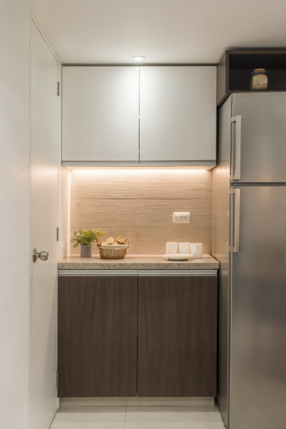 带冰箱的迷你厨房咖啡机图片下载