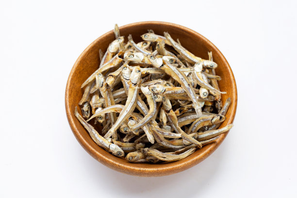 干凤尾鱼木碗在白色的背景图片下载