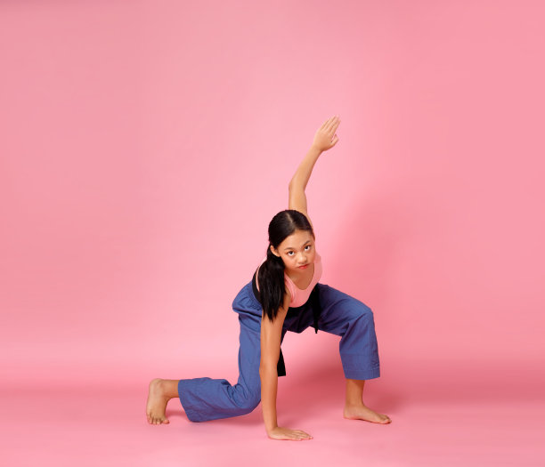 12-15岁亚洲青年粉裙表演落地姿势全长图片下载