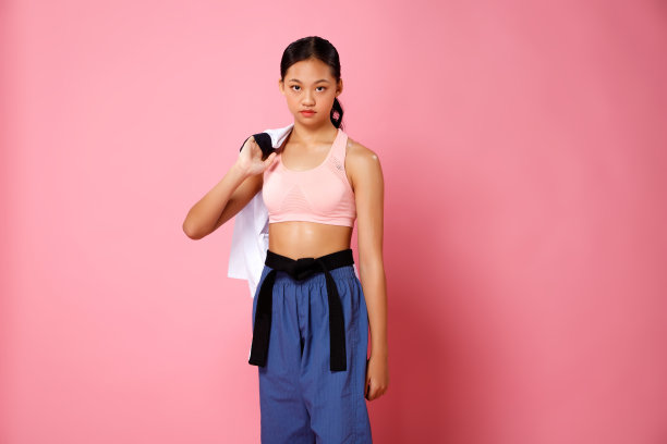 12-15岁的亚洲青年持有浴方制服和看图片下载