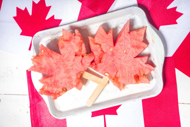 用西瓜片做成的枫叶图片下载