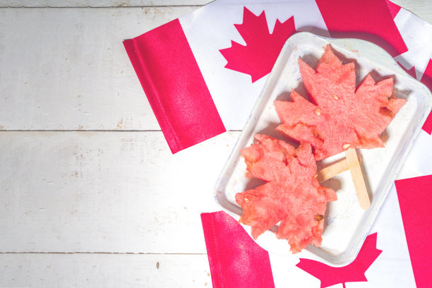 用西瓜片做成的枫叶图片下载