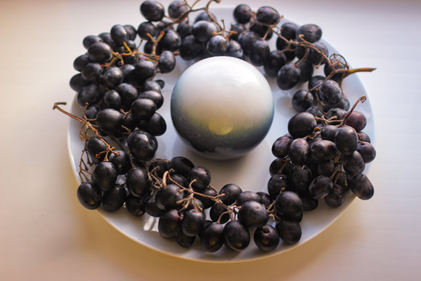 白色和蓝色的球站在一个盘子的中间，周围图片下载