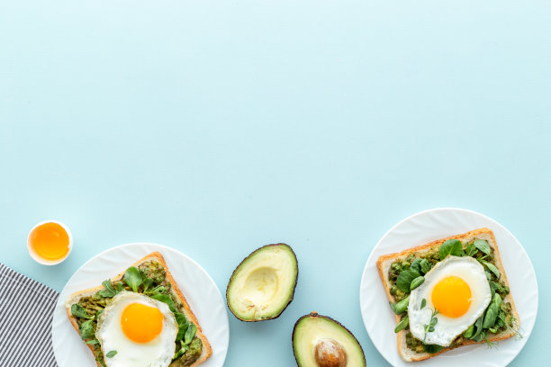 鸡蛋、鳄梨、菠菜配烤面包。俯视图图片下载