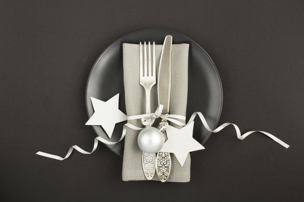 俯视图的圣诞餐桌设置在黑色的盘子上的黑色背景图片下载