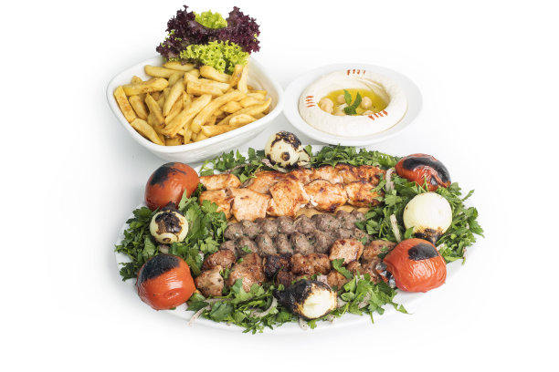 白色背景下的黎巴嫩混合烤肉拼盘图片下载