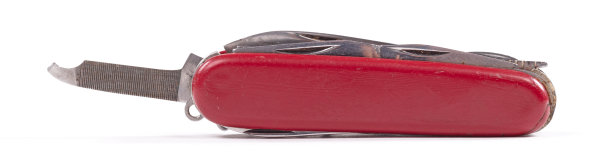 一个破碎的多用途刀的特写，孤立在白色指甲锉上图片下载