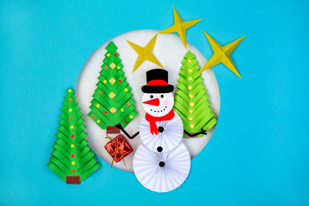 用纸剪出圣诞贺卡。图片下载