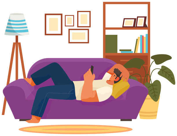 一个玩智能手机的家伙躺在室内的沙发上。男人在家里放松，用手机看视频图片下载