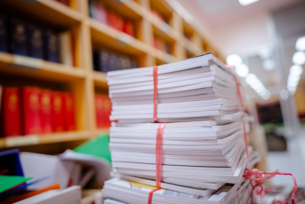 回到学校的概念。大学图书馆里有许多古书图片下载