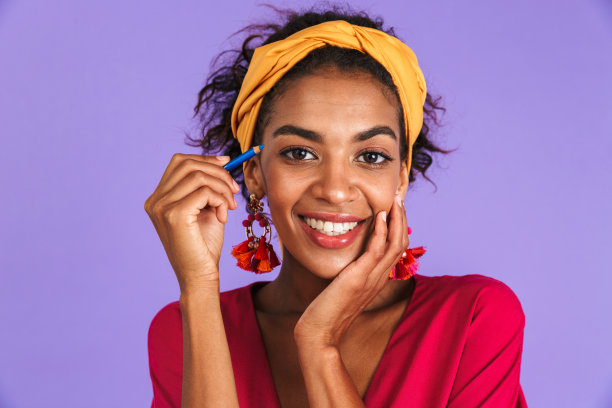 一个微笑的年轻非洲妇女的特写肖像图片下载