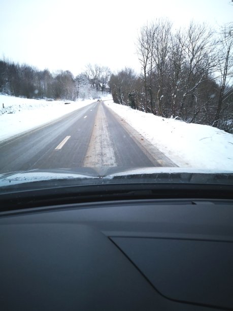 冬天在结冰的乡村道路上开车图片下载