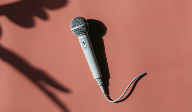 灯光背景下的麦克风。音乐的概念图片下载