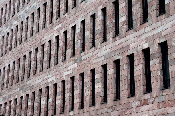 有许多小窗户的办公大楼的外景图片下载