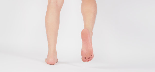 亚洲男性赤脚是孤立的白色背景。图片下载