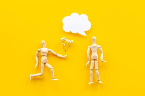 一对木制人物-男人和女人的连接。爱情和约会概念图片下载